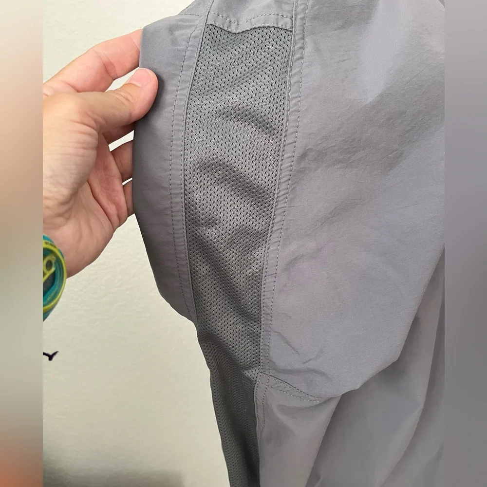 EUC Men's Mountain Hardware Gray shirt - Picture 6 of 16